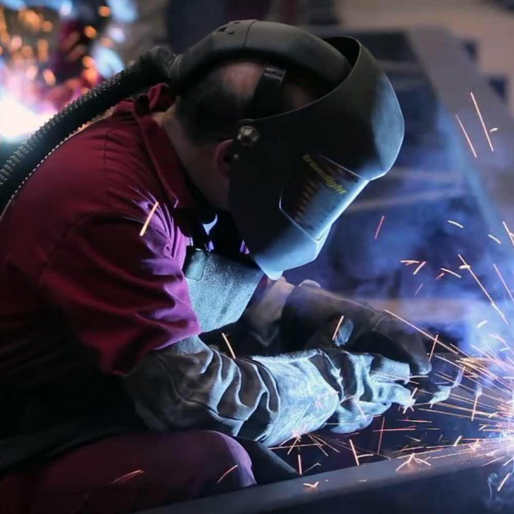 Soldados soldando una estructura de hierro